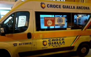Ancona - Bottigliata dopo il lancio di un petardo, soccorso dalla Croce Gialla